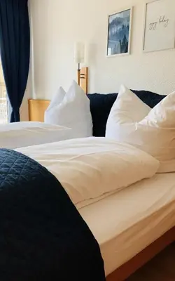 Ein Bett oder Betten in einem Zimmer der Unterkunft Am Landhaus - Gästezimmer