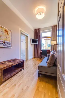 Ein Sitzbereich in der Unterkunft Qube Hotel Bergheim