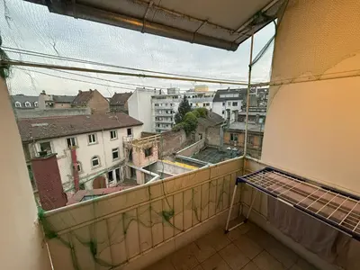 Ein Balkon oder eine Terrasse in der Unterkunft Big, cosy and central apartment