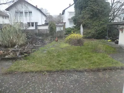 Ein Garten an der Unterkunft Ferienwohnung Mainz-Weisenau