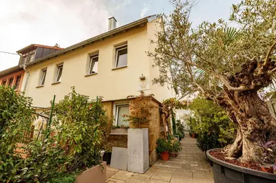 Ein Garten an der Unterkunft Wilhelm Appartements 100 qm Komfort und Fitness im Zentrum Brackenheim nähe Tripsdrill