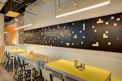 Ein Restaurant oder anderes Speiselokal in der Unterkunft MEININGER Hotel Heidelberg Hauptbahnhof