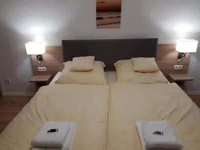 Ein Bett oder Betten in einem Zimmer der Unterkunft Zur Sonne