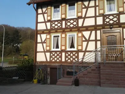 Das Gebäude in dem sich der Bauernhof befindet