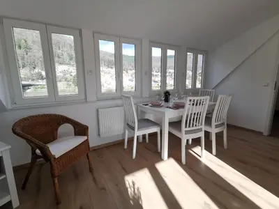Ein Sitzbereich in der Unterkunft Ferienwohnungen Flussufer - Neckargemünd Altstadt