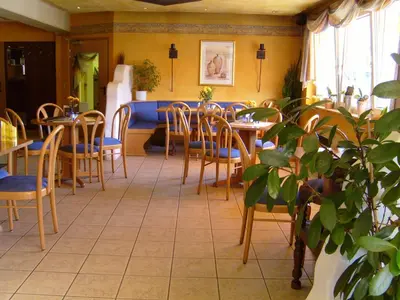 Ein Restaurant oder anderes Speiselokal in der Unterkunft StadtCafé Pension