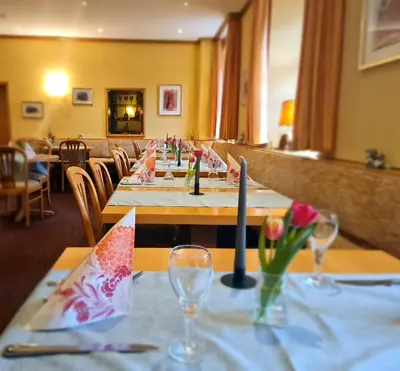 Ein Restaurant oder anderes Speiselokal in der Unterkunft Hotel Am Schloss
