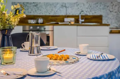 Küche/Küchenzeile in der Unterkunft Modernes Apartment BLUES in ruhiger Altstadtlage perfekt für Paare Genießer und Auszeiten in der Weinregion Ihr gemütliches Zuhause in Besigheim
