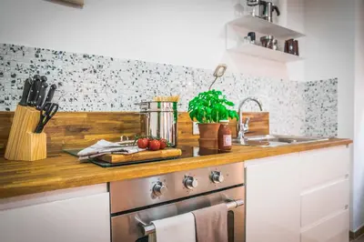 Küche/Küchenzeile in der Unterkunft Modernes Apartment BLUES in ruhiger Altstadtlage perfekt für Paare Genießer und Auszeiten in der Weinregion Ihr gemütliches Zuhause in Besigheim