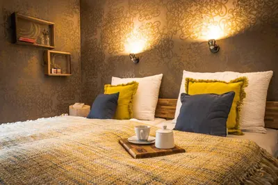 Ein Bett oder Betten in einem Zimmer der Unterkunft Modernes Apartment BLUES in ruhiger Altstadtlage perfekt für Paare Genießer und Auszeiten in der Weinregion Ihr gemütliches Zuhause in Besigheim