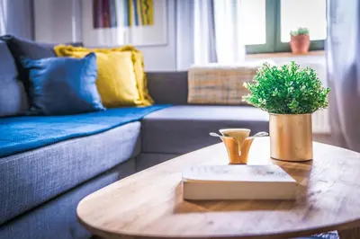 Ein Sitzbereich in der Unterkunft Modernes Apartment BLUES in ruhiger Altstadtlage perfekt für Paare Genießer und Auszeiten in der Weinregion Ihr gemütliches Zuhause in Besigheim