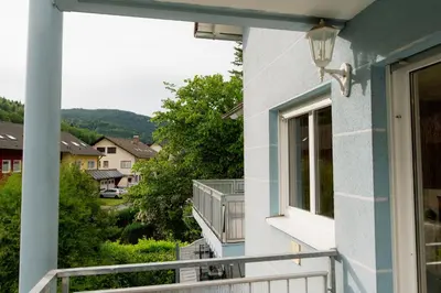 Ein allgemeiner Bergblick oder ein Berglick von der Ferienwohnung aus