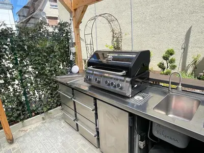Ein für Gäste verfügbarer Grill im Hotel