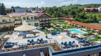 Der Swimmingpool an oder in der Nähe von Hotel Sonnenhof Aspach