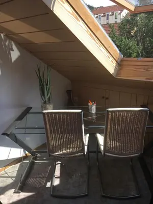 Ein Balkon oder eine Terrasse in der Unterkunft Dachgeschoss in einem Reihenhaus (mit gemeinschaftlichen Räumen)