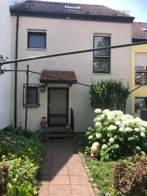 Ein Garten an der Unterkunft Dachgeschoss in einem Reihenhaus (mit gemeinschaftlichen Räumen)