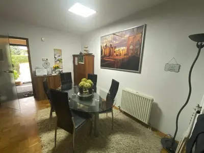 Ein Sitzbereich in der Unterkunft Dachgeschoss in einem Reihenhaus (mit gemeinschaftlichen Räumen)