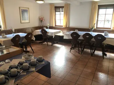 Ein Sitzbereich in der Unterkunft Gasthof zum Hirsch