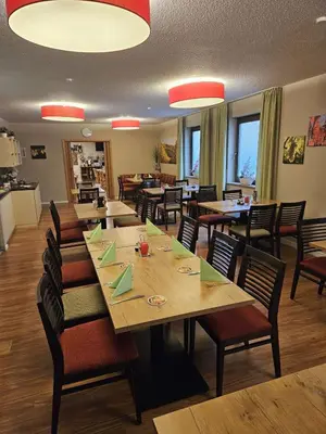 Ein Restaurant oder anderes Speiselokal in der Unterkunft Hotel - Restaurant Baumann