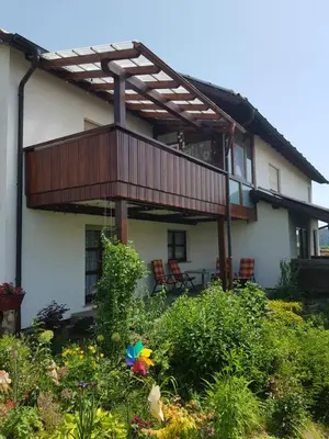 Ein Garten an der Unterkunft Isoldes Ferienparadies
