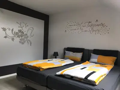 Ein Bett oder Betten in einem Zimmer der Unterkunft Ferienwohnung im Wonnegau Portugieser-Suite