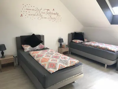Ein Bett oder Betten in einem Zimmer der Unterkunft Ferienwohnung im Wonnegau Portugieser-Suite