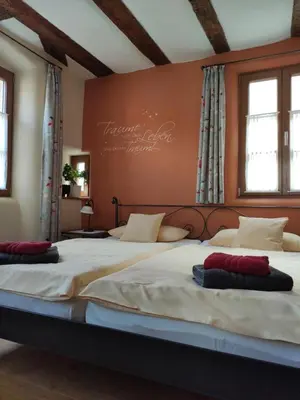 Ein Bett oder Betten in einem Zimmer der Unterkunft Gutsherrenhaus
