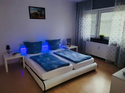 Ein Bett oder Betten in einem Zimmer der Unterkunft Appartment in Walldorf mit Schlafzimmer, Küche und Bad