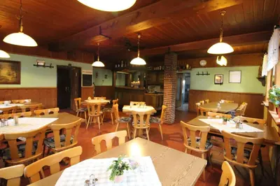 Ein Restaurant oder anderes Speiselokal in der Unterkunft Gasthaus Deutsches Haus
