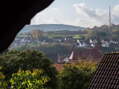Ein allgemeiner Bergblick oder ein Berglick von der Ferienwohnung aus