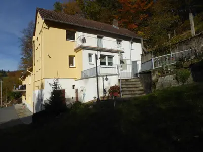 Das Gebäude in dem sich das Ferienhaus befindet