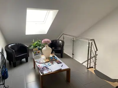 Ein Sitzbereich in der Unterkunft Ferienwohnung Südpfalz mit Balkon & Weinbergblick - Valley SÜW