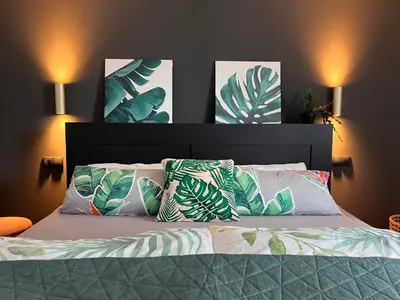 Ein Bett oder Betten in einem Zimmer der Unterkunft Hen-Coop Inn Appartement mit zwei Schlafzimmern & Netflix