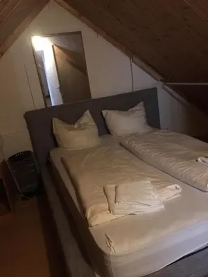 Ein Bett oder Betten in einem Zimmer der Unterkunft Zimmer im Dachgeschoss