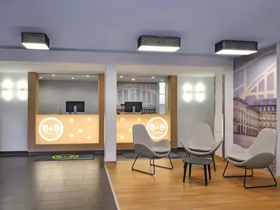 Lobby/Rezeption in der Unterkunft B&B Hotel Mannheim-Neuostheim