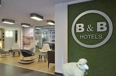 Ein Sitzbereich in der Unterkunft B&B Hotel Mannheim-Neuostheim