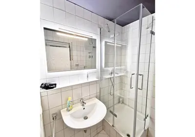 Ein Badezimmer in der Unterkunft CF44 30m2 Quiet Central Balcony and Netflix
