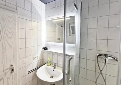 Ein Badezimmer in der Unterkunft CF44 30m2 Quiet Central Balcony and Netflix