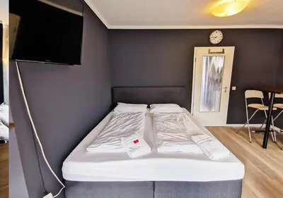 Ein Bett oder Betten in einem Zimmer der Unterkunft CF44 30m2 Quiet Central Balcony and Netflix