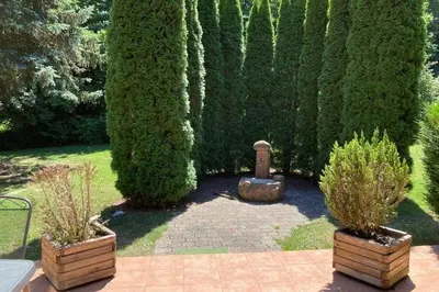 Ein Garten an der Unterkunft Bungalow in Waldbrunn