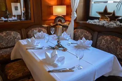 Ein Restaurant oder anderes Speiselokal in der Unterkunft Hotel Restaurant Lamm