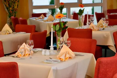Ein Restaurant oder anderes Speiselokal in der Unterkunft PLAZA INN Leonberg