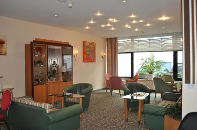 Ein Sitzbereich in der Unterkunft Fly Inn Hotel Frankfurt Airport Rüsselsheim ehemals Trip Inn Hotels