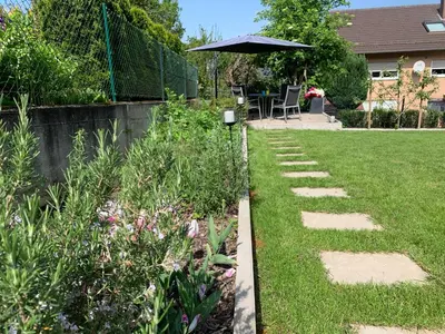 Ein Garten an der Unterkunft Apartment nähe Ettlingen - 15 min zur Messe Karlsruhe