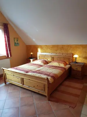 Ein Bett oder Betten in einem Zimmer der Unterkunft Weingut und Gästehaus Henrici