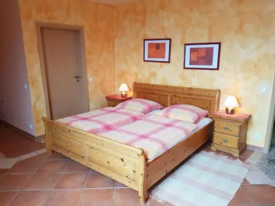 Ein Bett oder Betten in einem Zimmer der Unterkunft Weingut und Gästehaus Henrici