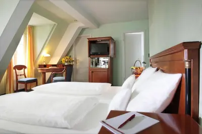 Ein Bett oder Betten in einem Zimmer der Unterkunft Hotel Schloss Edesheim