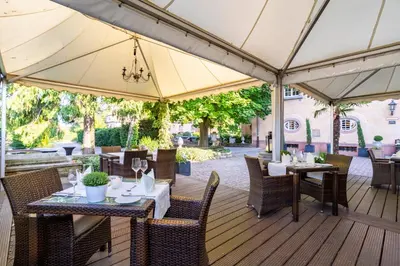 Ein Restaurant oder anderes Speiselokal in der Unterkunft Hotel Schloss Edesheim