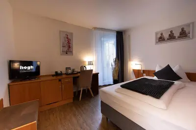 Ein Bett oder Betten in einem Zimmer der Unterkunft hogh Hotel Heilbronn