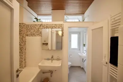 Ein Badezimmer in der Unterkunft Fantastic Apartment in Enchanting Neighbourhood